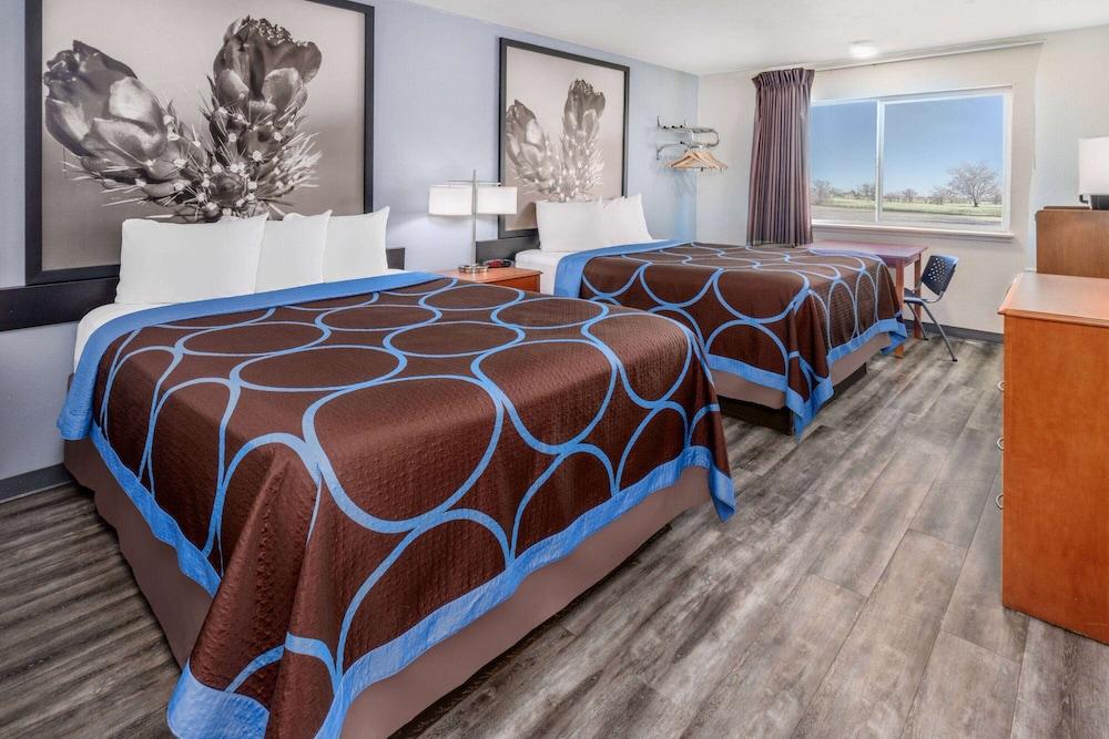 Super 8 by Wyndham Clayton photo 10