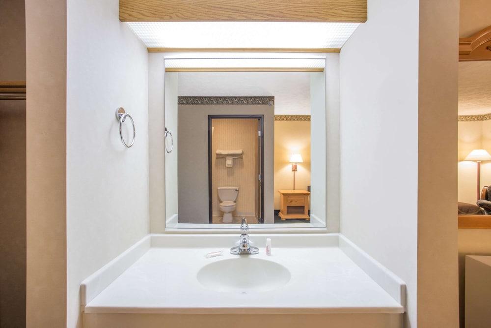 Burgundy Inn & Suites By OYO El Paso photo 17