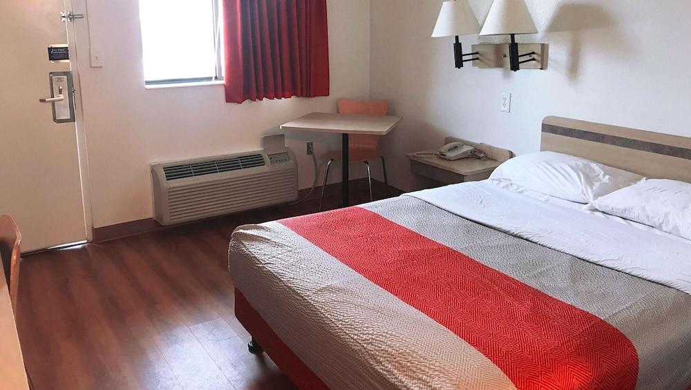 Super 6 Inn & Suites Baton Rouge photo 17