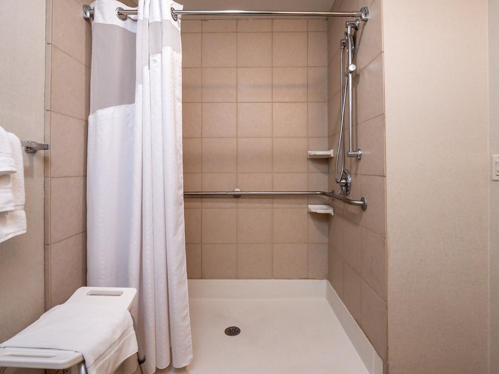 Holiday Inn & Conference Center Marshfield by IHG photo 4