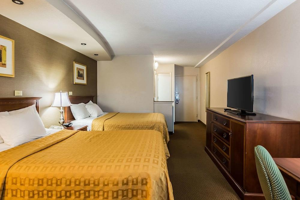 The Plaza Inn & Suites photo 13