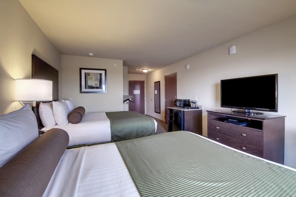 AmericInn by Wyndham Oshkosh photo 6