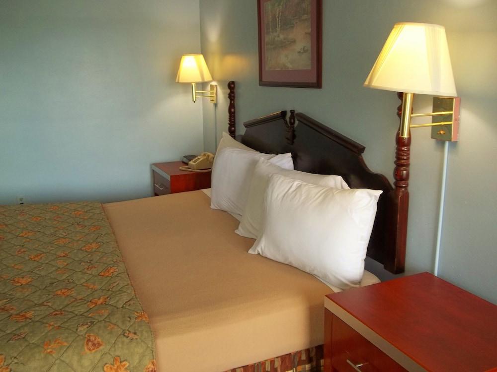Royal Motel photo 30