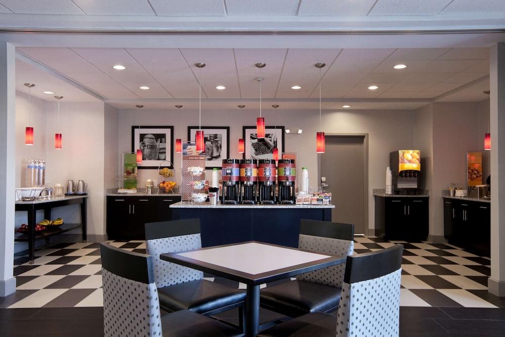 Hampton Inn & Suites Roanoke Airport photo 38