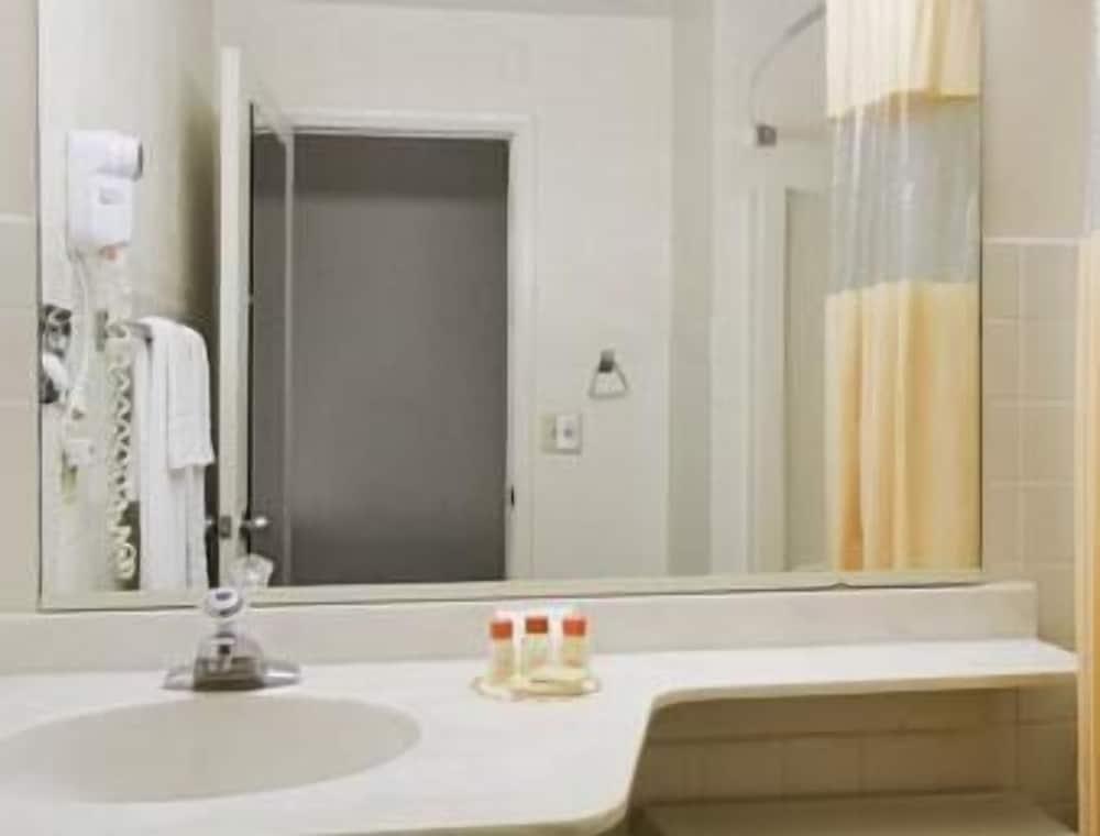 Days Inn by Wyndham Waynesboro photo 16