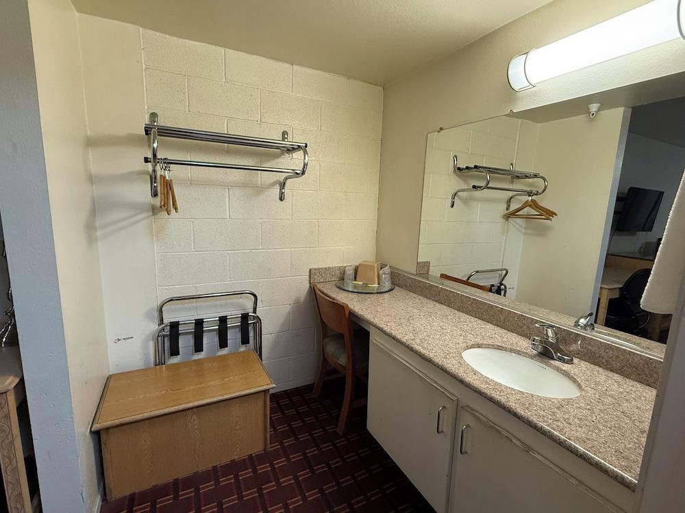 New Budget Inn photo 35