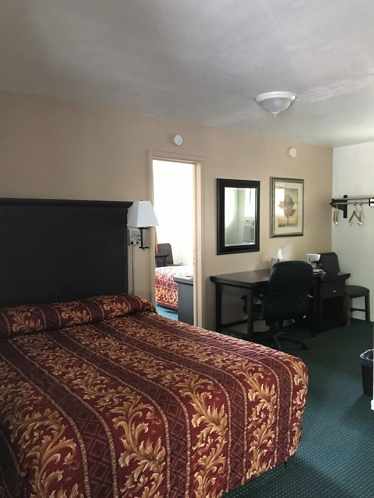 Town House Motel photo 8