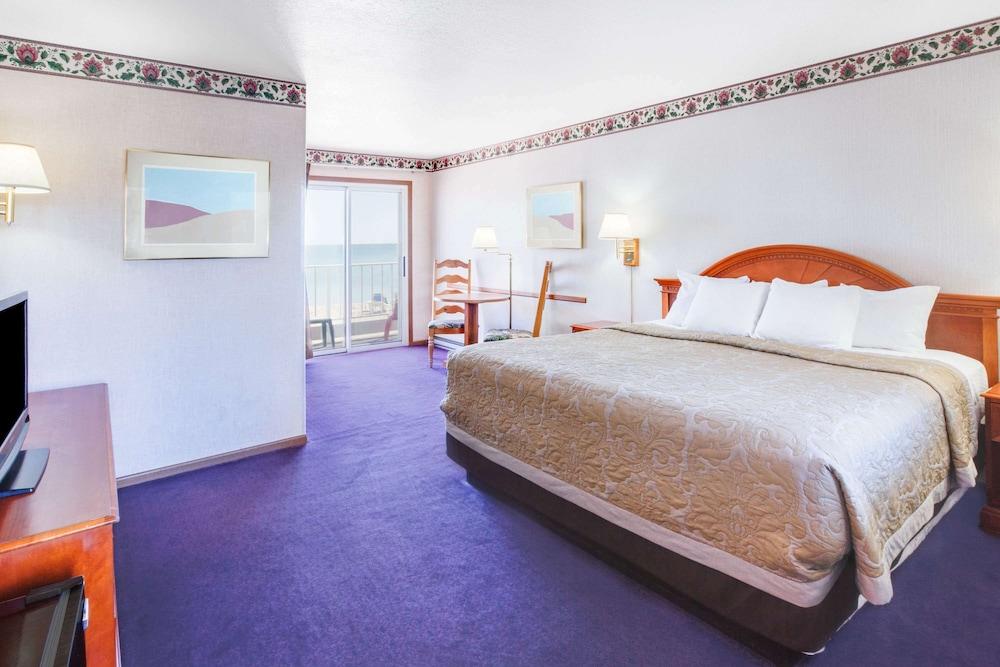 Super 8 by Wyndham Mackinaw City/Beachfront Area photo 11