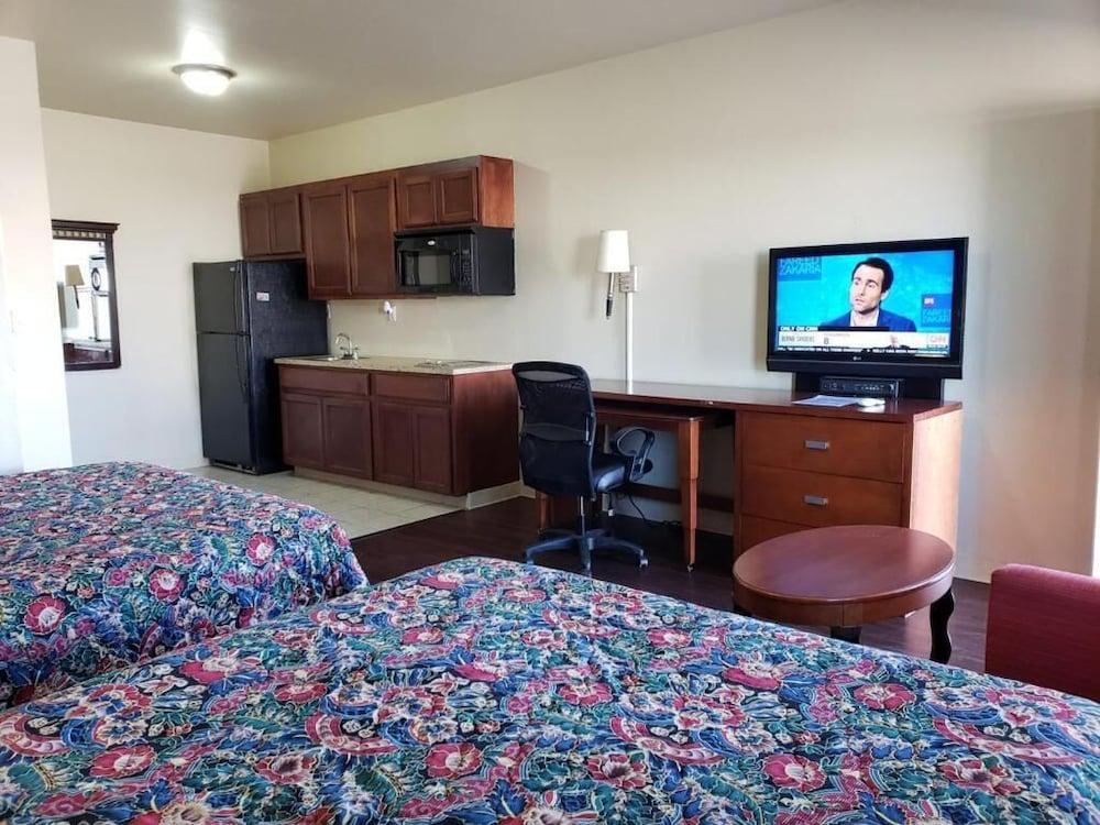 Crossroads Inn & Suites photo 41