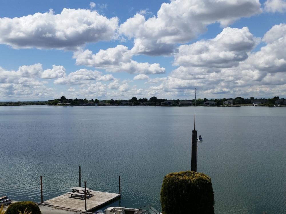 Lakeshore Inn Water Front photo 17