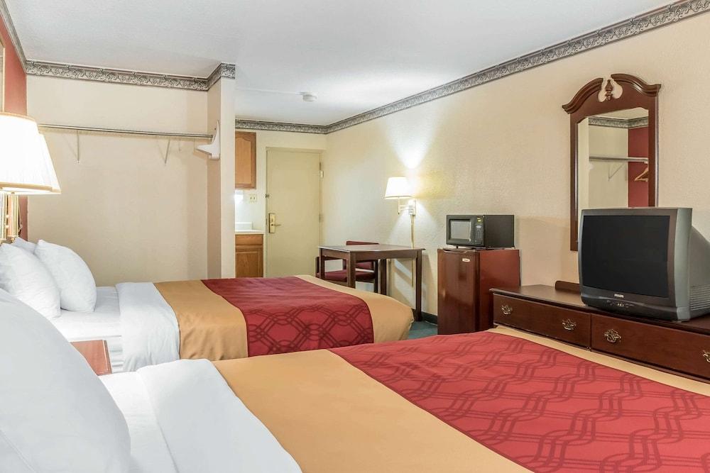 Econo Lodge Reading Airport photo 23