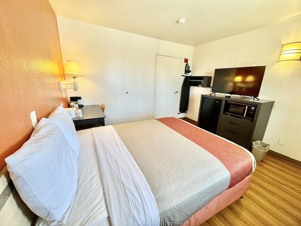Studio 6 Suites – Bellflower, Ca  - Los Angeles photo 5