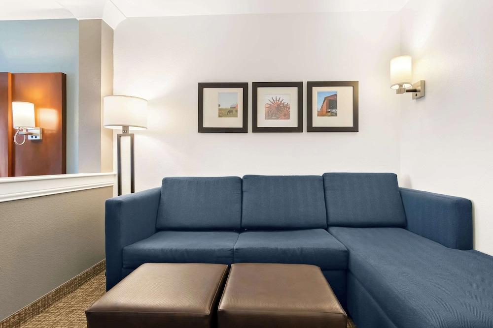 Comfort Suites Rensselaer near Fair Oaks photo 13