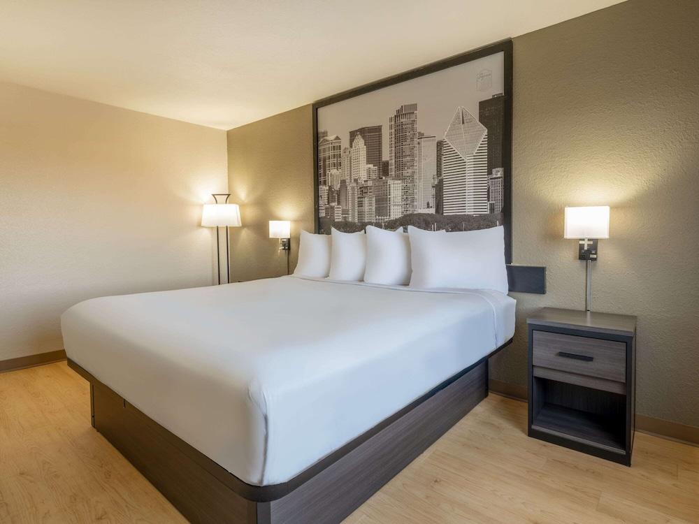 Super 8 by Wyndham Clinton photo 7
