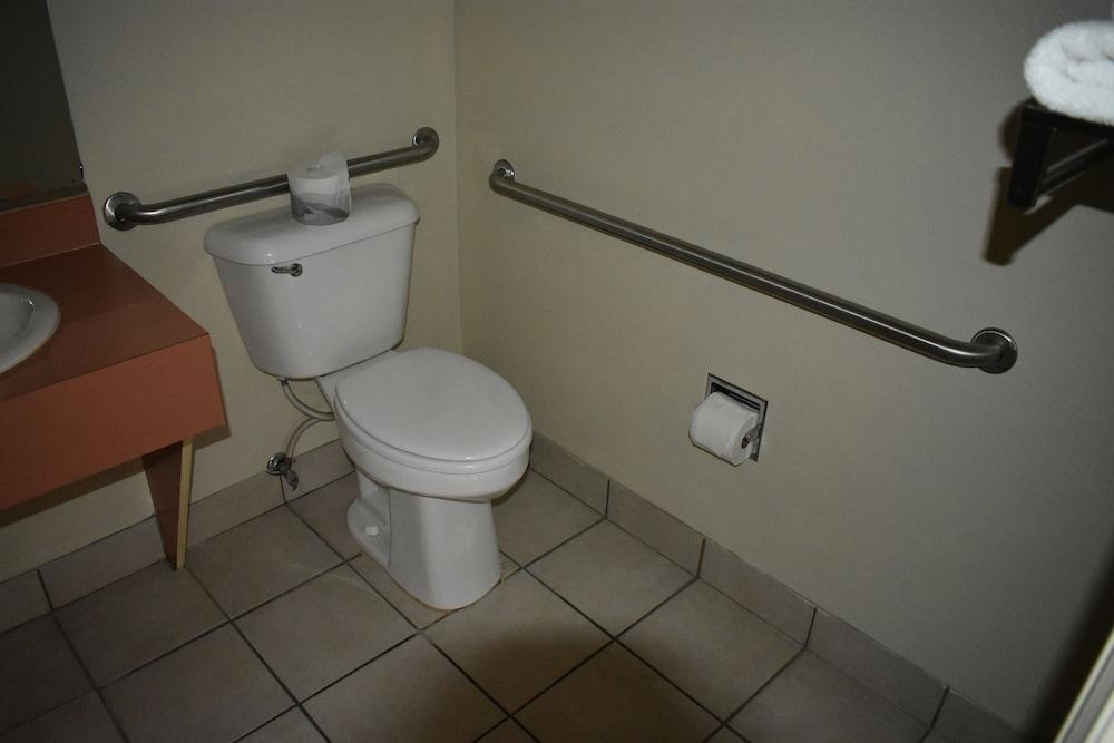 Rodeway Inn photo 13