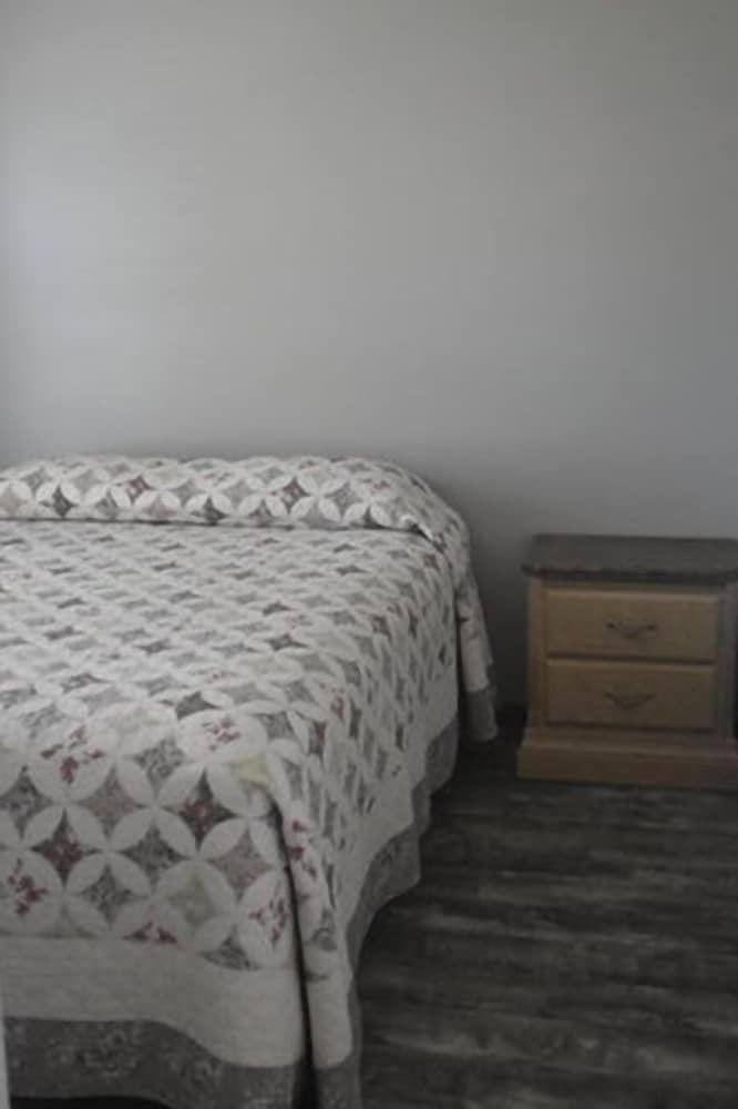 Blue Spruce Motel photo 7