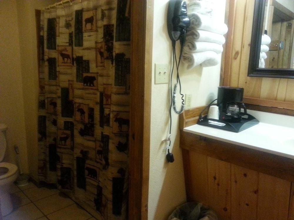 Black Bear Lodge Motel photo 8