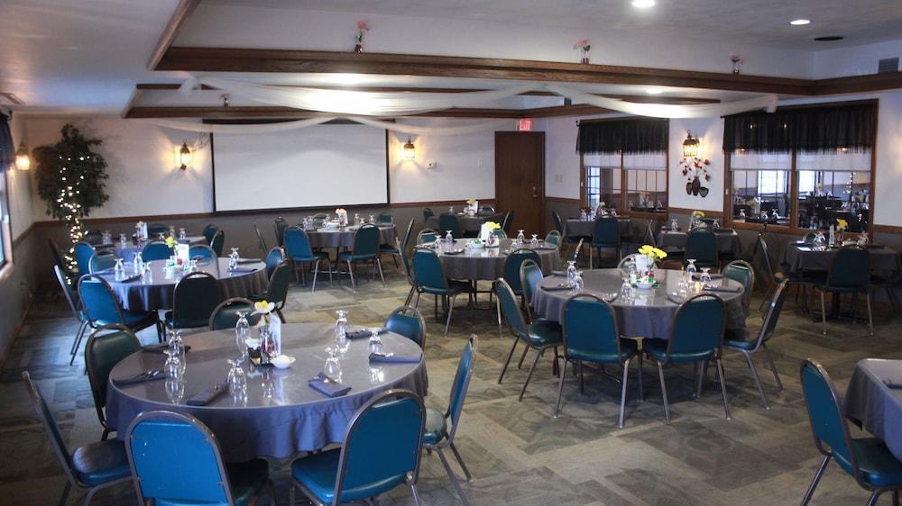 Shawano Four Seasons Hotel photo 27