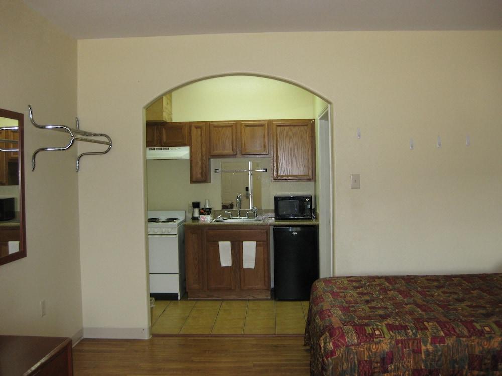 Scottish Inn and Suites photo 9
