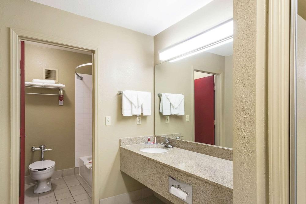 Econolodge Inn & Suites photo 44
