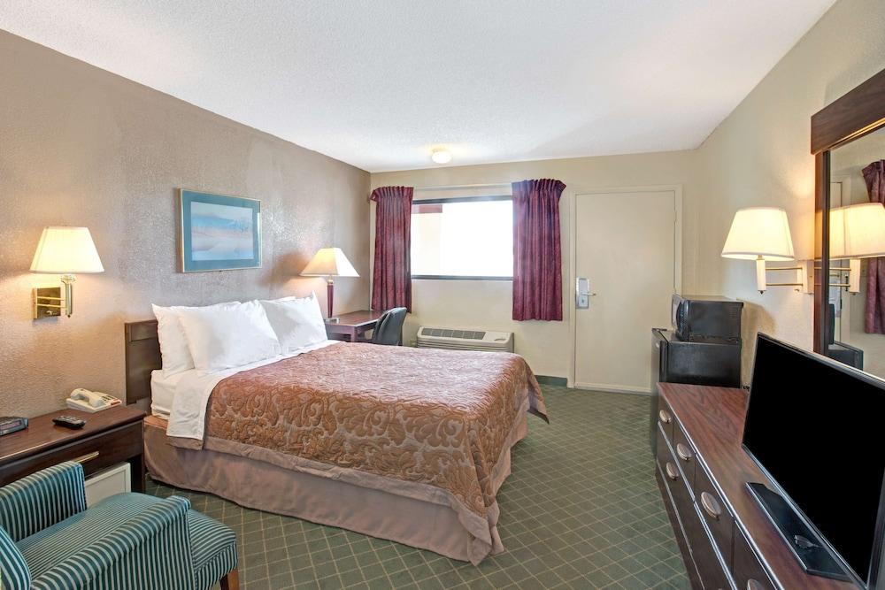 Super 8 by Wyndham Shelby photo 10