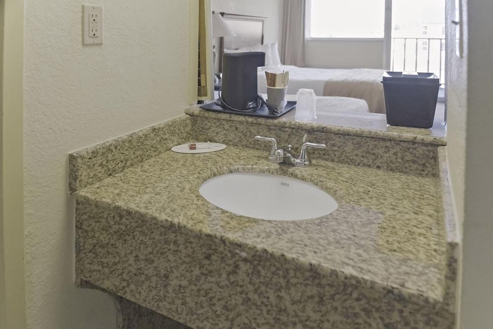 Economy Hotel Plus Wichita photo 15