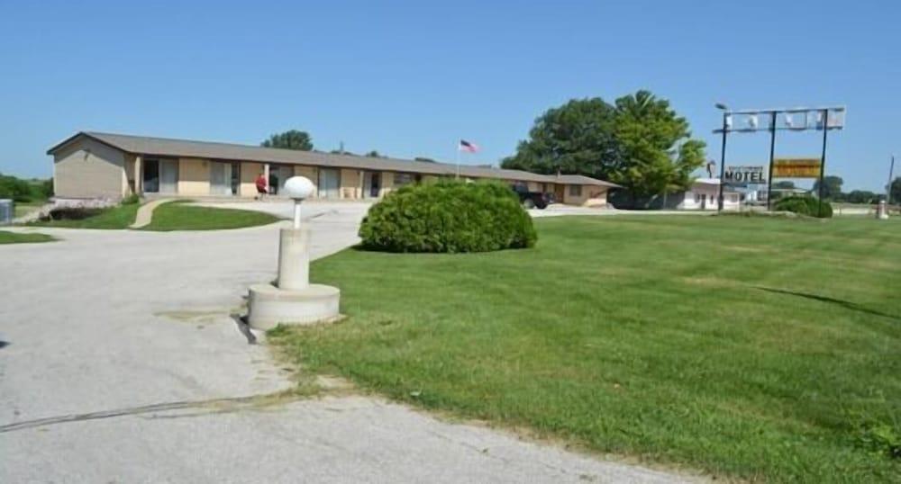 Edgetowner Motel photo 14