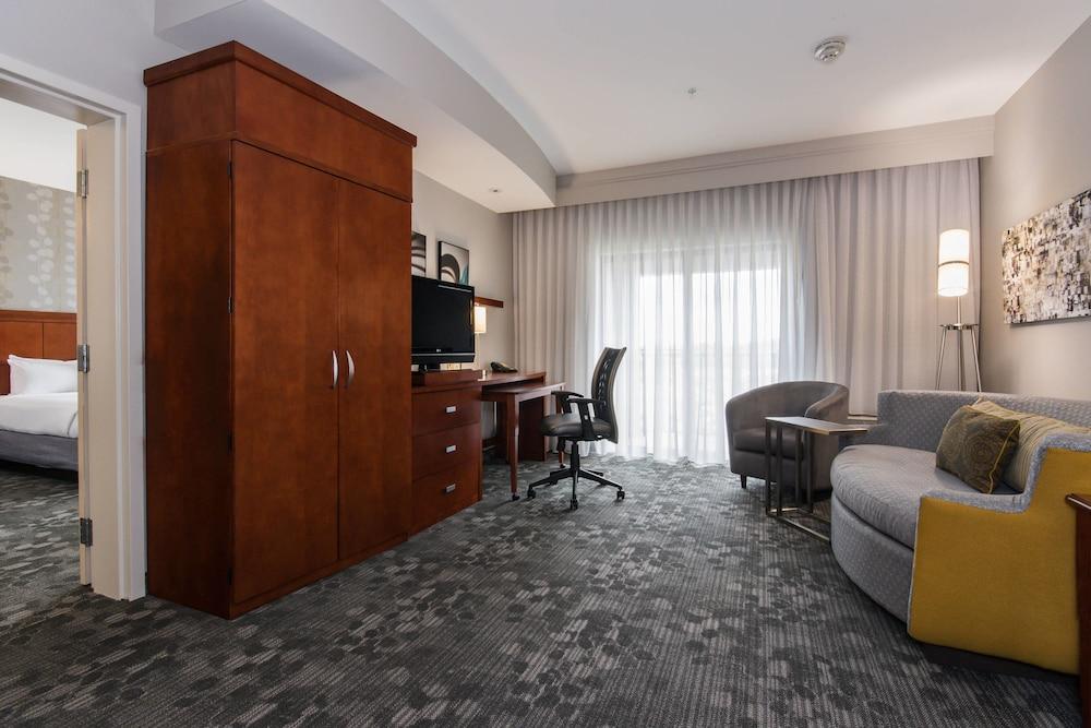 Courtyard Marriott Concord photo 9