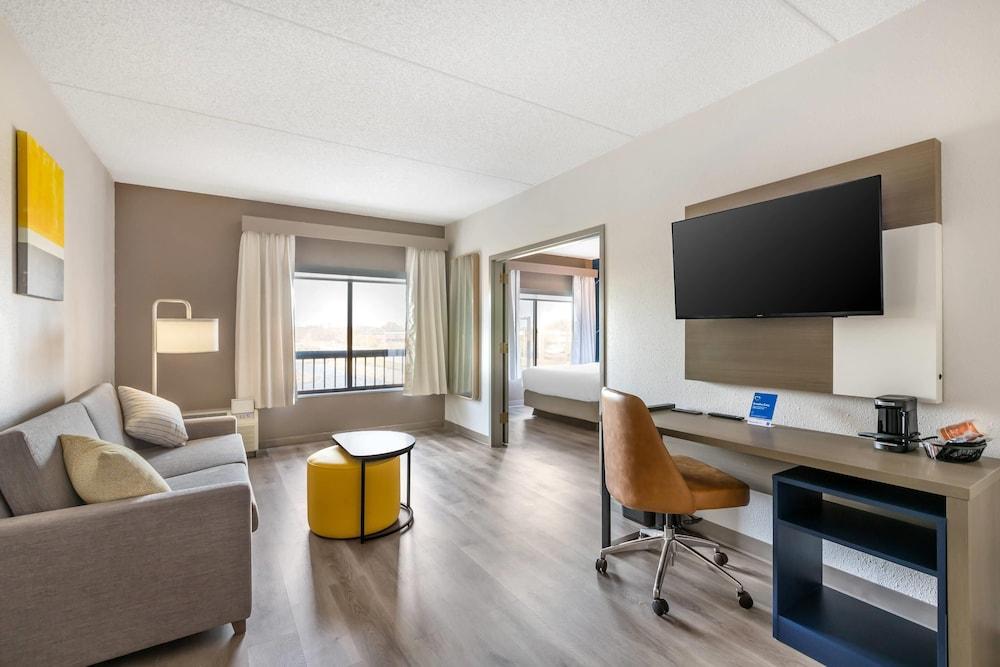 Comfort Inn & Suites Arlington Heights - Buffalo Grove photo 9