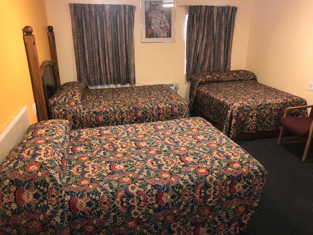 Deluxe Inn photo 11