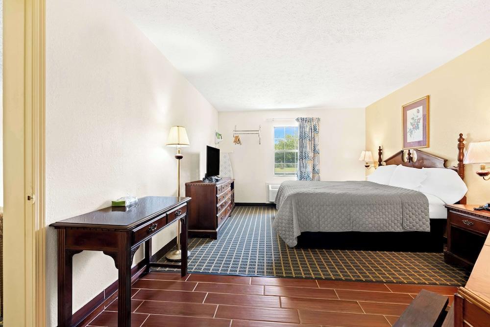 Americas Best Value Inn & Suites Mt. Pleasant photo 17