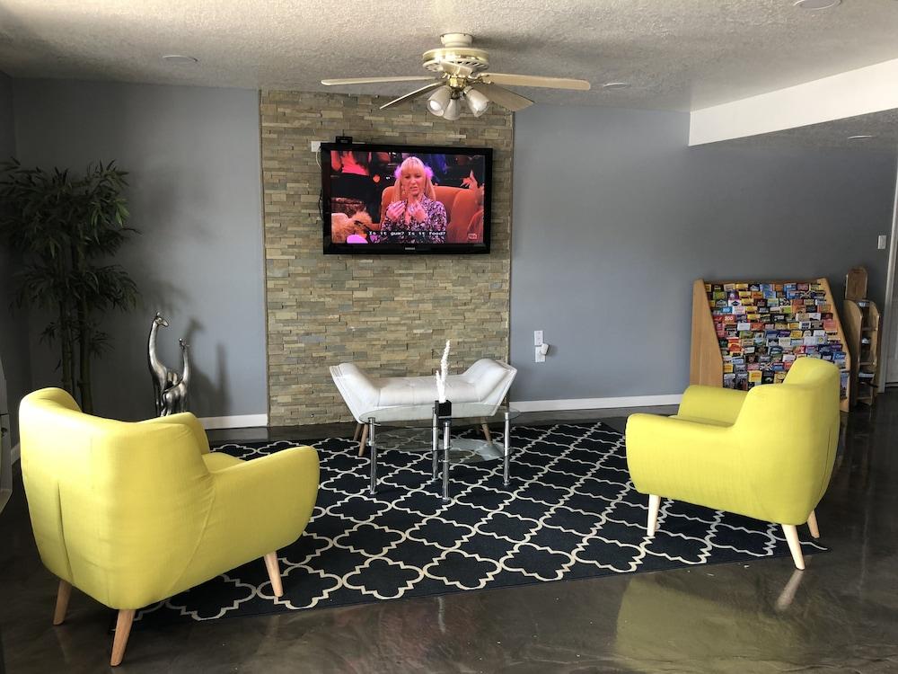 Super 8 by Wyndham San Antonio Pearl District / Downtown photo 8