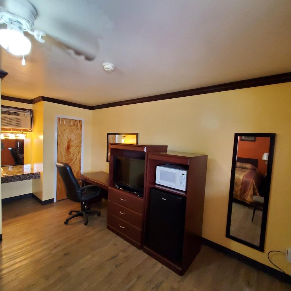 Vanguard Motel photo 5