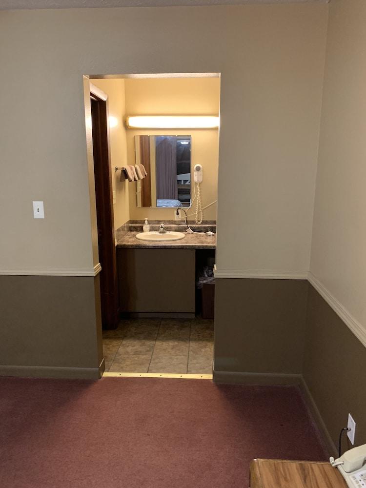 Blue Spruce Motel photo 45