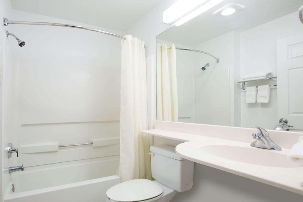 Microtel Inn & Suites by Wyndham Garland/Dallas photo 9