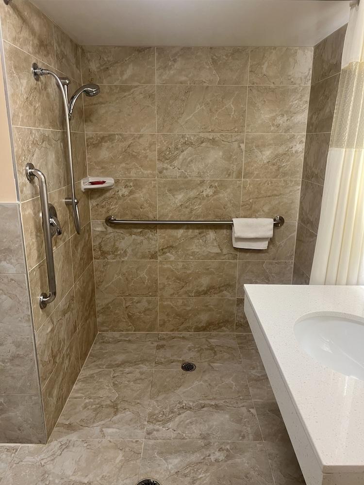 All Seasons Inn & Suites photo 4
