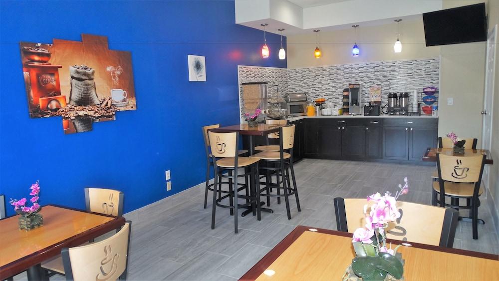 Oak Tree Inn & Suites photo 13