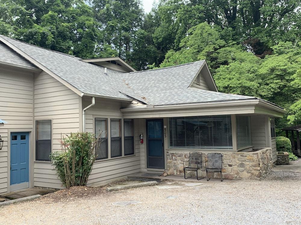 Carr's Northside Motel and Cottages photo 38