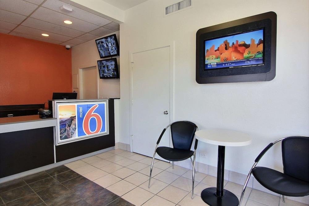 Motel 6 Austin, TX - Central Downtown UT photo 3