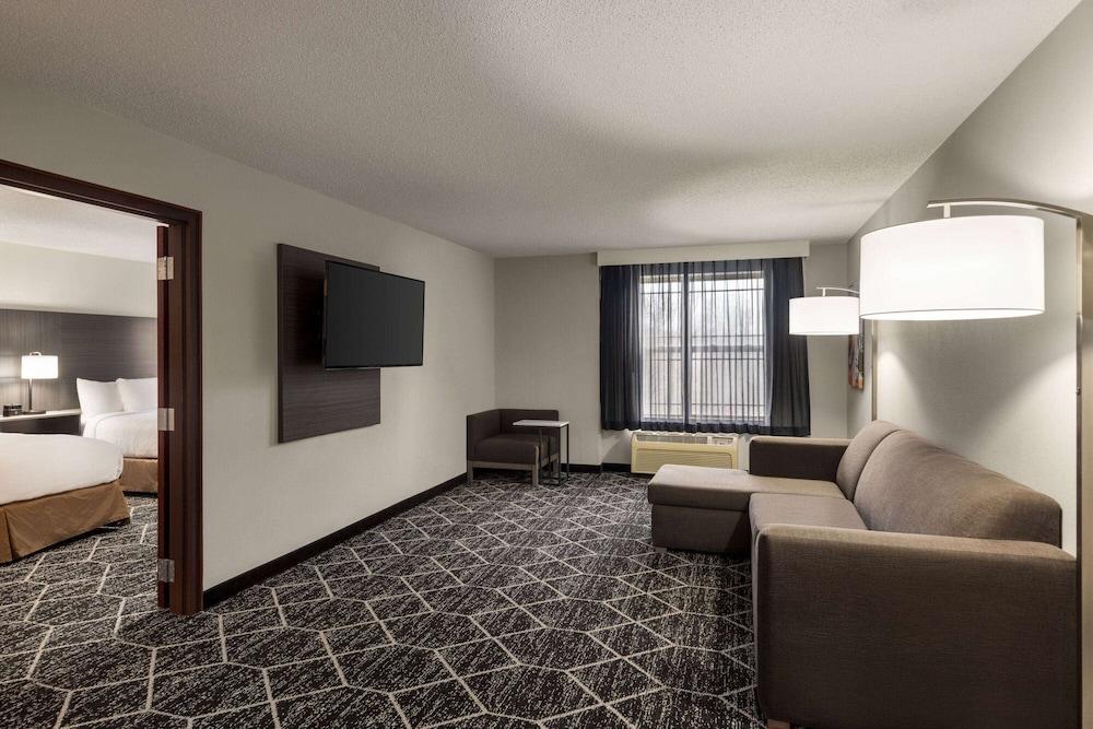La Quinta Inn & Suites by Wyndham Lake George photo 29