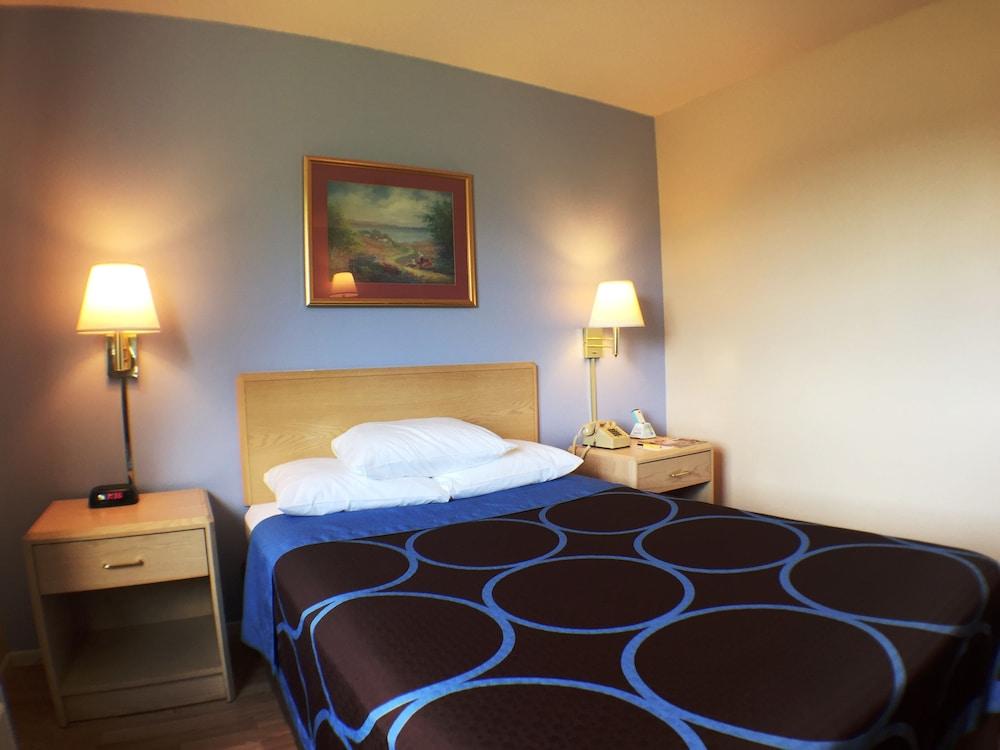 Super 8 by Wyndham Canandaigua photo 2