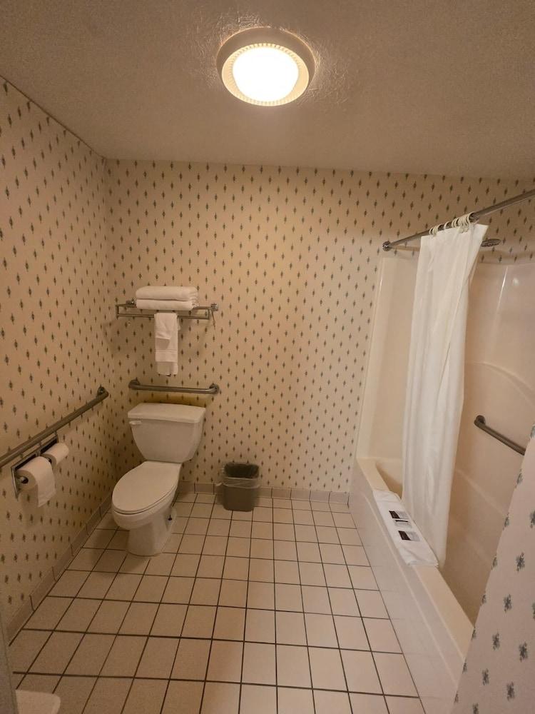 Capital O Roadside Inn Thedford NE 2 photo 25