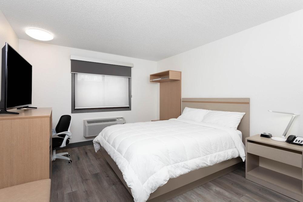 Travelodge by Wyndham Elkhart photo 11