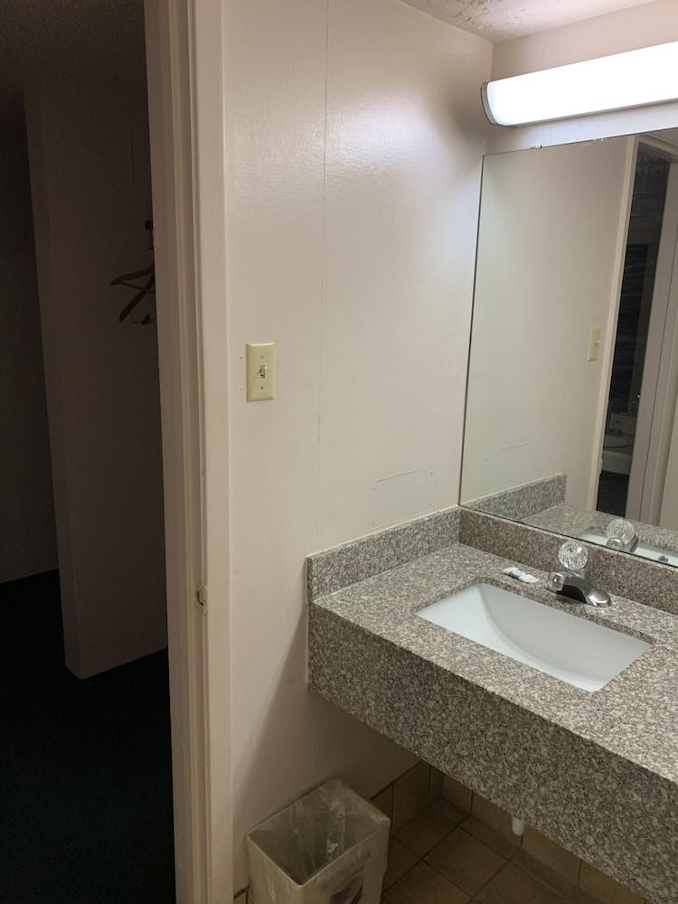 Travelers Inn photo 14