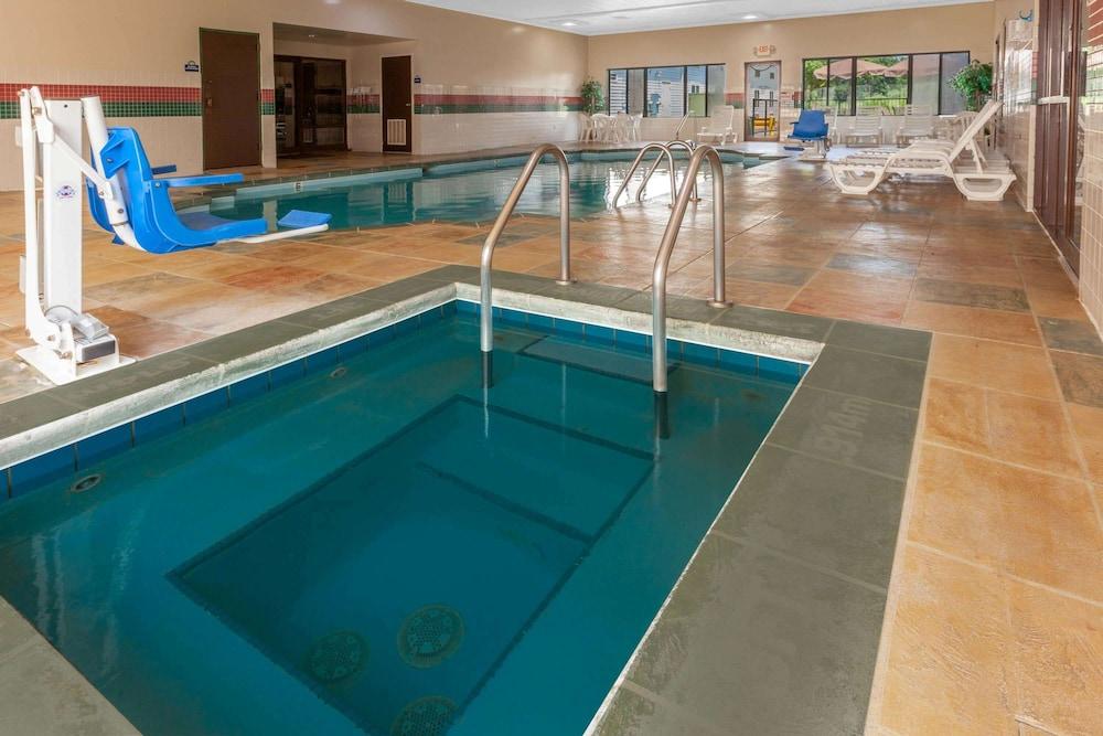 Days Inn by Wyndham Milan Sandusky South photo 14