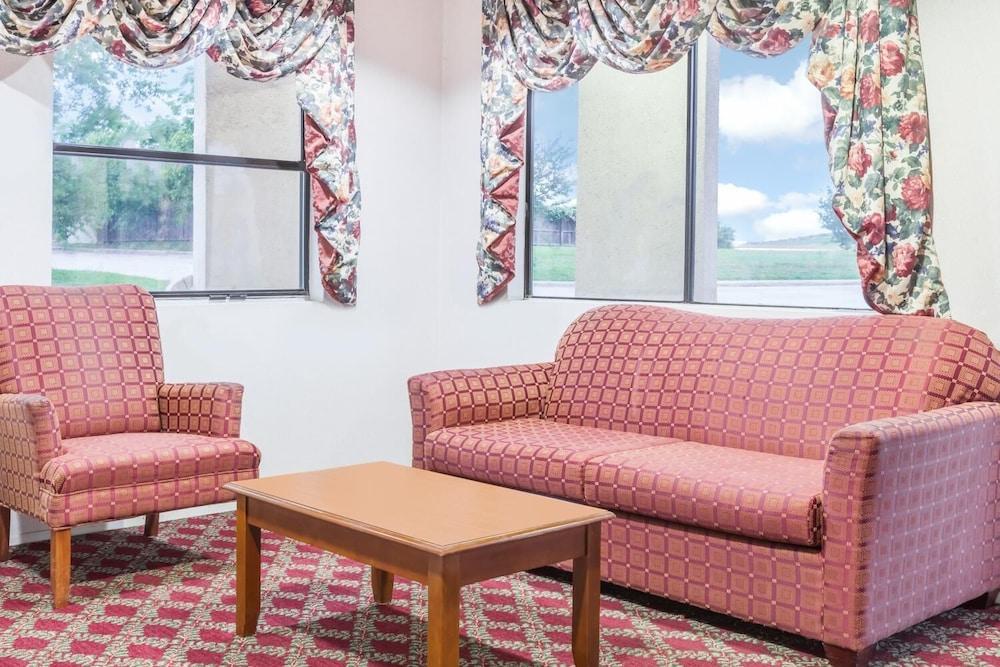 Deluxe Inn Denton photo 9