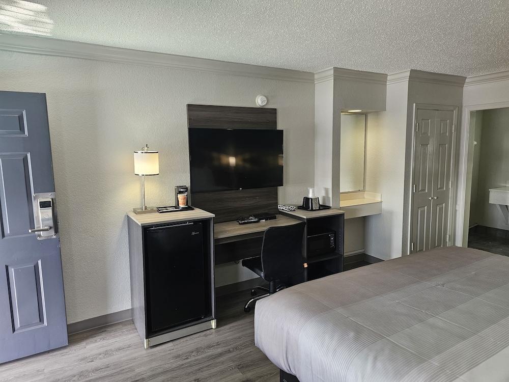 Quality Inn & Suites photo 10