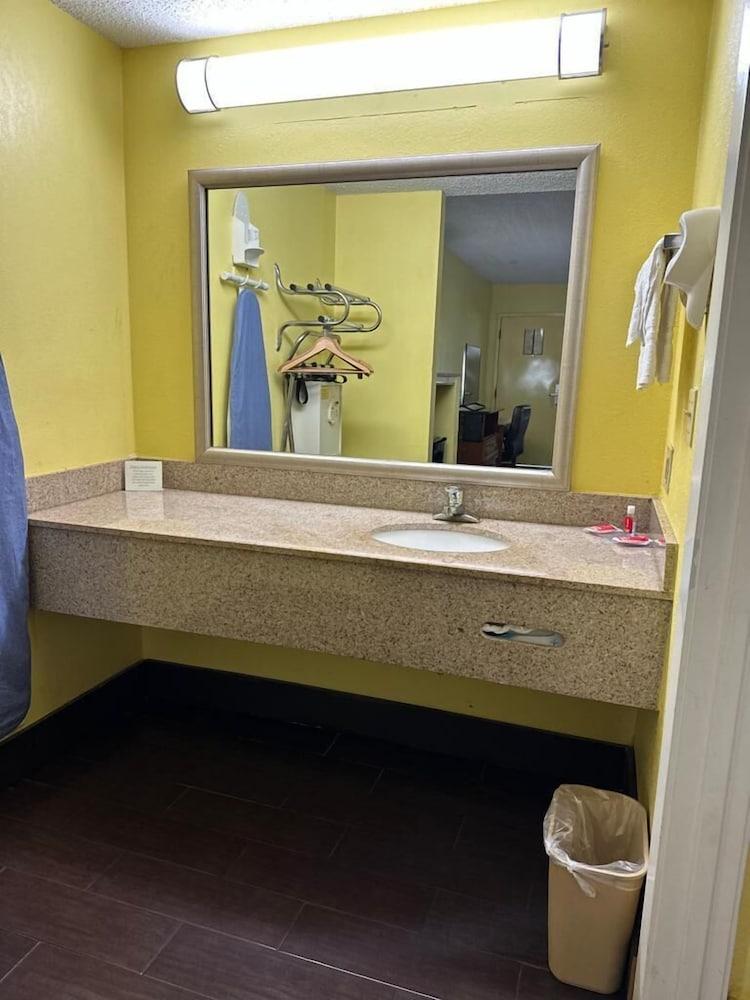 Econo Lodge Picayune photo 17