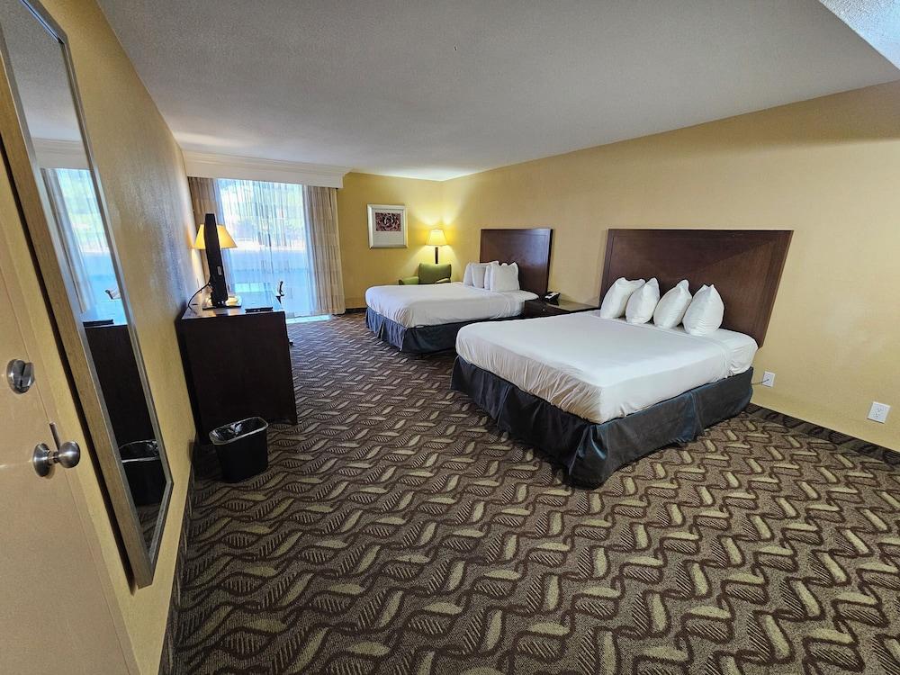 Clarion Inn & Suites Roswell photo 11