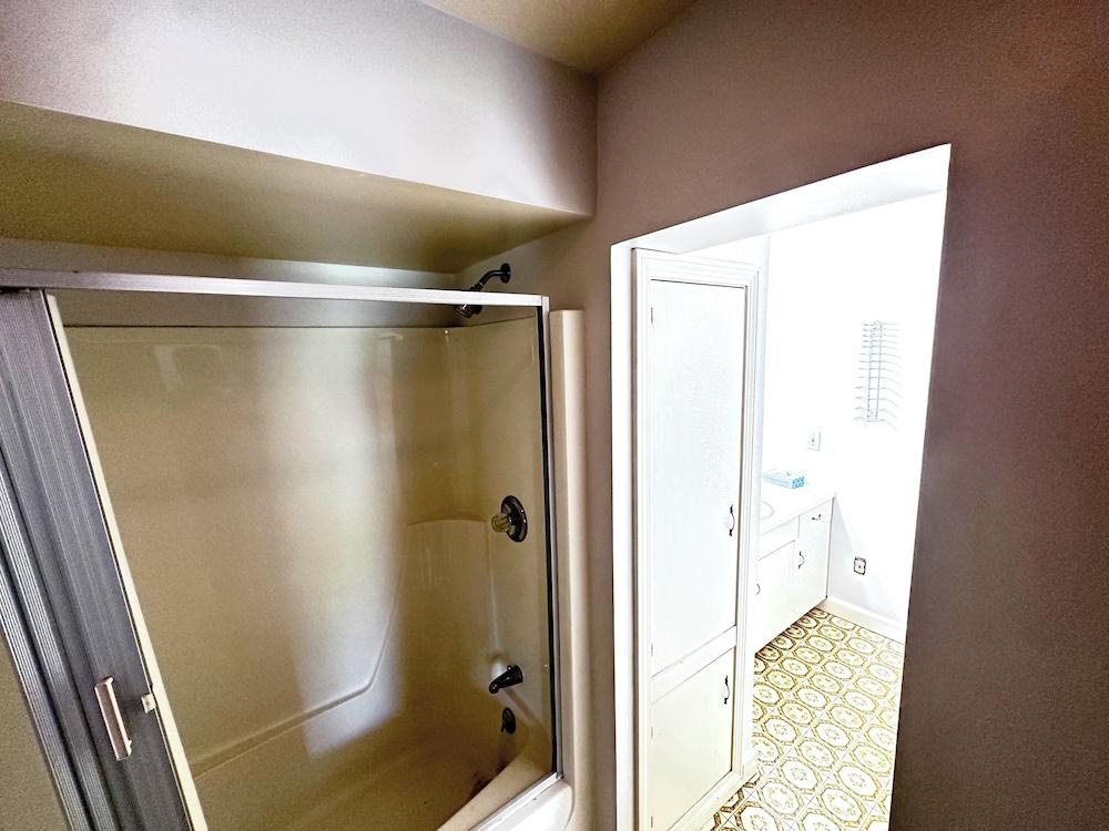 Budget Host Inn Manistique photo 25
